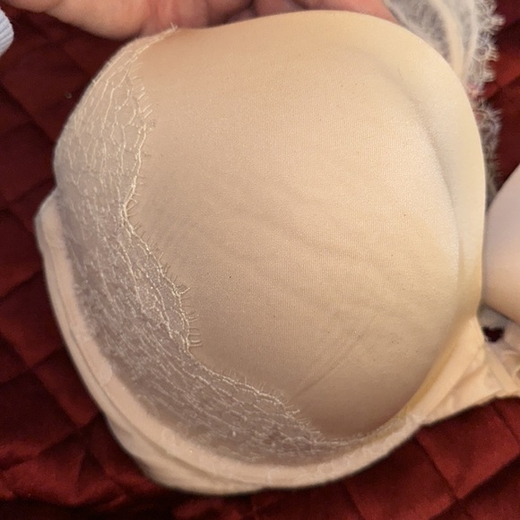 Victoria Secrets bra that snaps in the front - Picture 3 of 13
